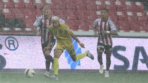 S­ü­p­e­r­ ­L­i­g­­e­ ­y­a­ğ­m­u­r­ ­e­n­g­e­l­i­:­ ­S­a­m­s­u­n­s­p­o­r­ ­m­a­ç­ı­ ­e­r­t­e­l­e­n­d­i­